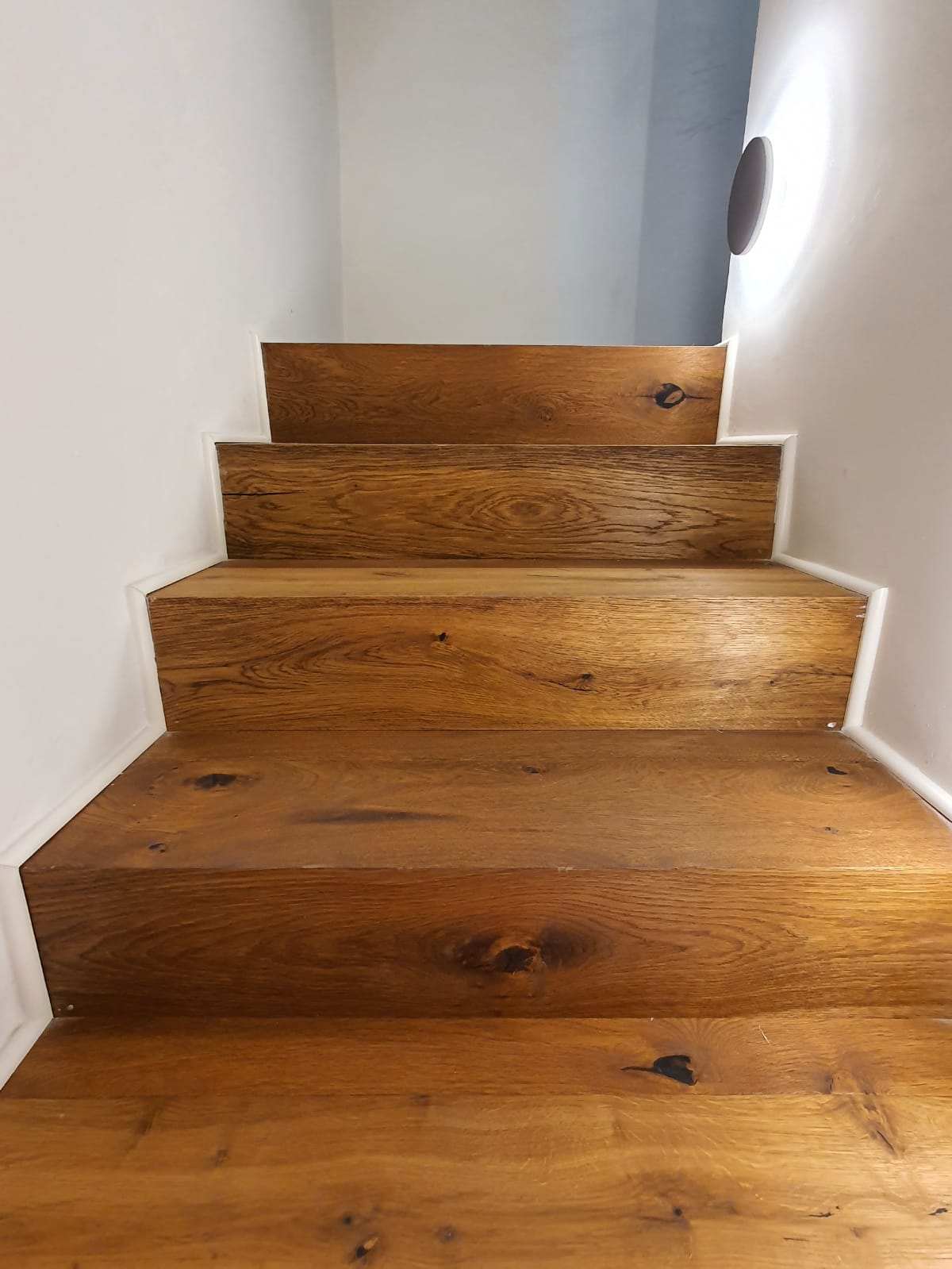 חיפוי מדרגות פרקט עץ אלון לבית